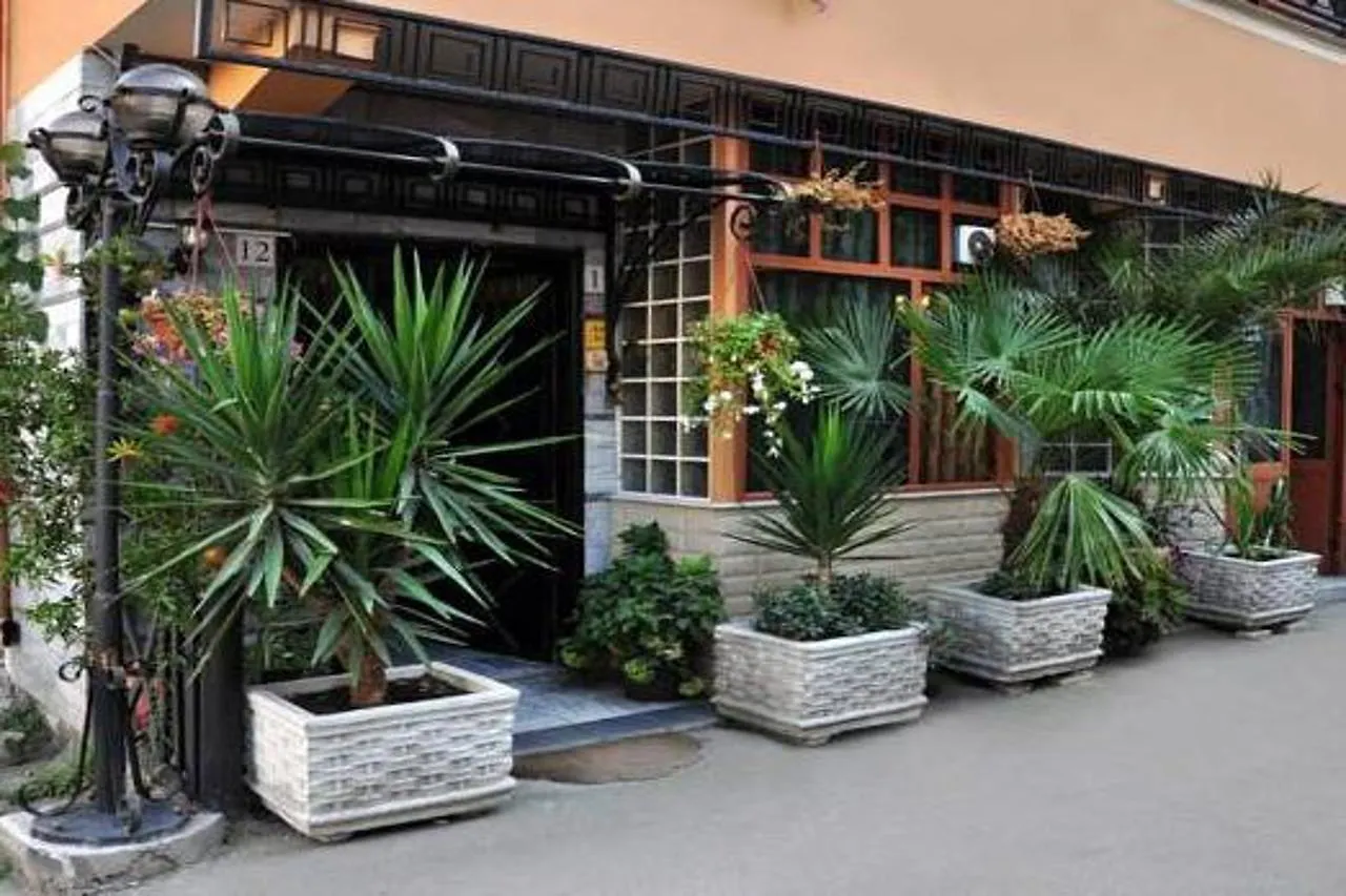 Hotel Parlamenti Tirana 3*,  Albania